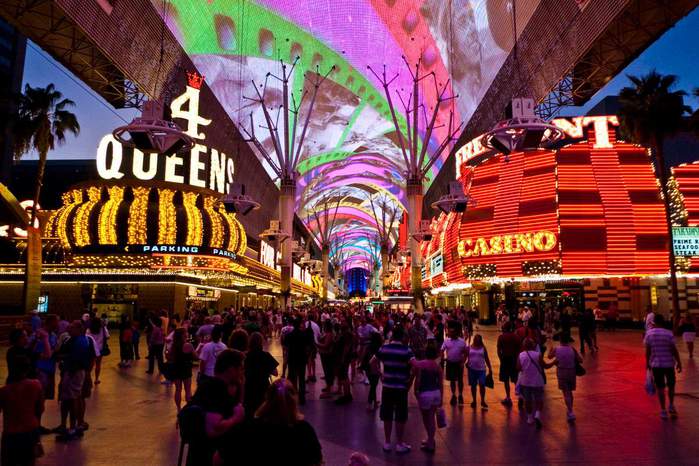 наружная реклама, бегущая строка, яркие огни, вид ночного города, Лас-Вегас